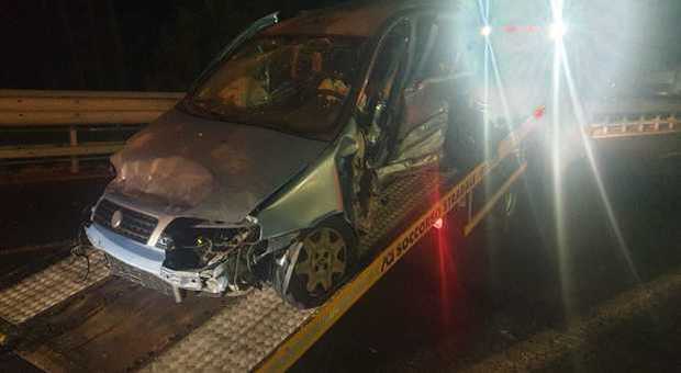 Lecce, poliziotto muore in un incidente dopo aver perso il controllo dell'auto