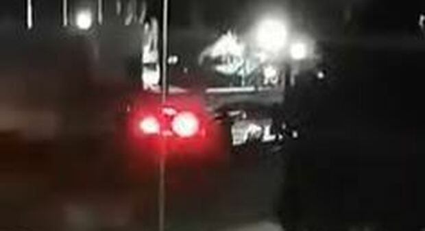 Agrigento, migrante fugge da centro accoglienza: investito e ucciso da auto, feriti 3 poliziotti. Video choc