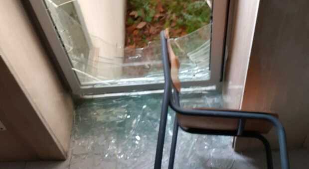 Follia al Comune di Arzano: su tutte le furie distrugge i vetri dell'ufficio Anagrafe