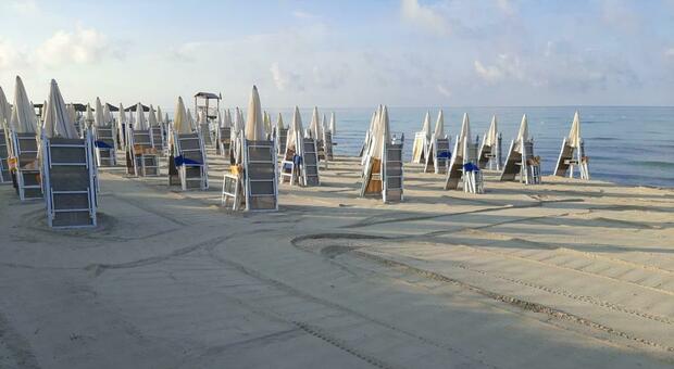 Spiaggia libera occupata dagli ombrelloni del lido accanto: maxi sequestro in Salento