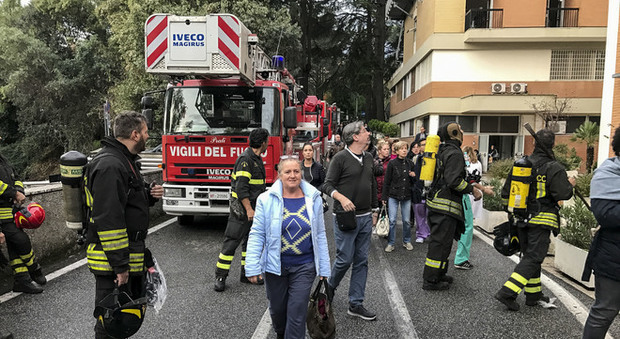 Incendio all'ospedale San Pietro di Roma, notte di paura: evacuati tutti i 660 pazienti