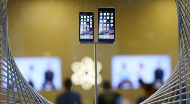 Quanto sono resistenti i nuovi iPhone? Ecco le «torture» in un video