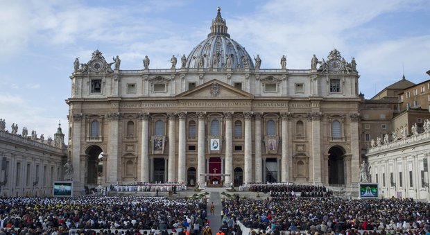 L'Osservatore Romano: «I bimbi di coppie gay rischiano di essere più fragili»