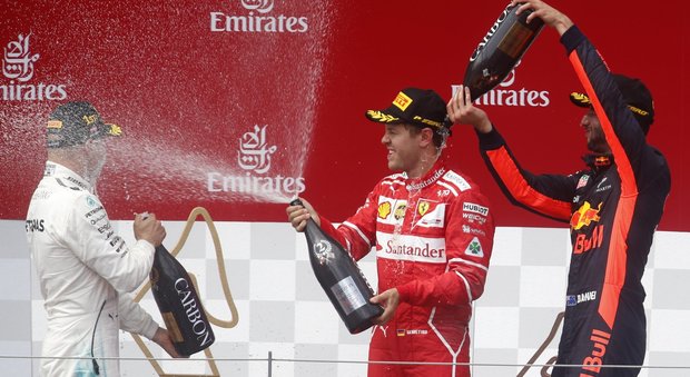 Bottas "innaffiato" da Vettel e Ricciardo