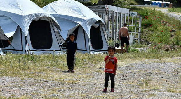 Grecia, 80 contagi in campo migranti. Oxfam: «Rischio catastrofe sanitaria»