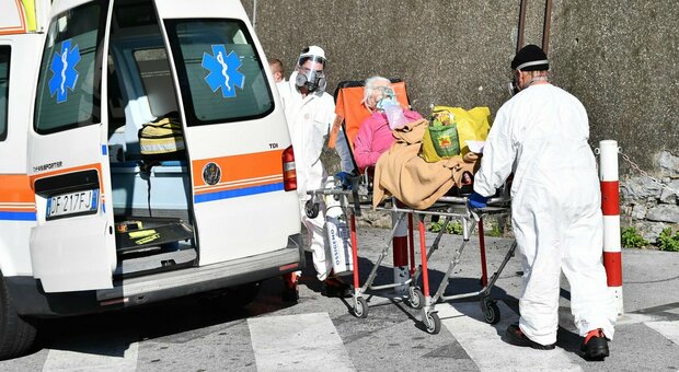 Covid, malati da Napoli nel Lazio con la bombola d’ossigeno. Via in 116 dagli ospedali dell’orrore
