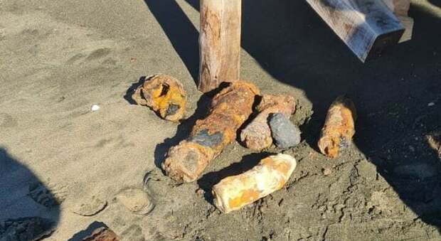 Sabaudia, bombe inesplose sotto la sabbia: riaffiorano 4 ordigni della II guerra