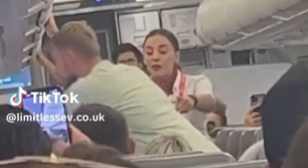 Turista tenta di aprire il portellone dell'aereo appena prima del decollo: scene di panico su un volo Ryanair