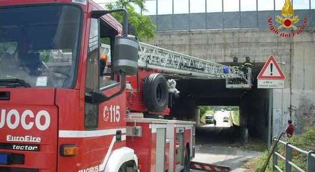 Jesi, il ponte di via Roncaglia perde pezzi Intervengono i pompieri per evitare crolli