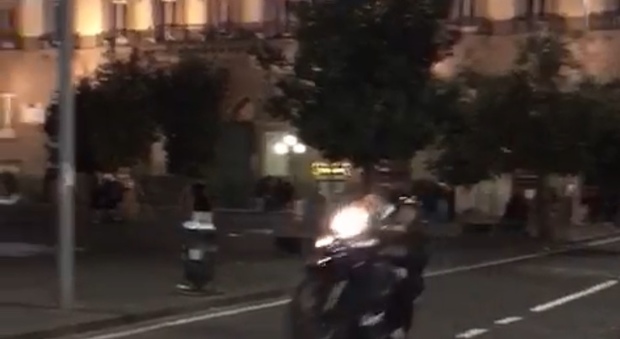 Napoli, sugli scooter senza casco sfrecciano davanti Palazzo San Giacomo