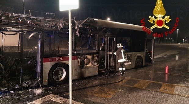 Roma, ancora un autobus in fiamme. È il ventitreesimo caso nel 2019