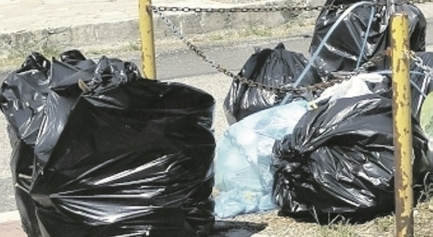 Ascoli, sacchi e mobili abbandonati in strada: i rifiuti invadono il parcheggio per disabili