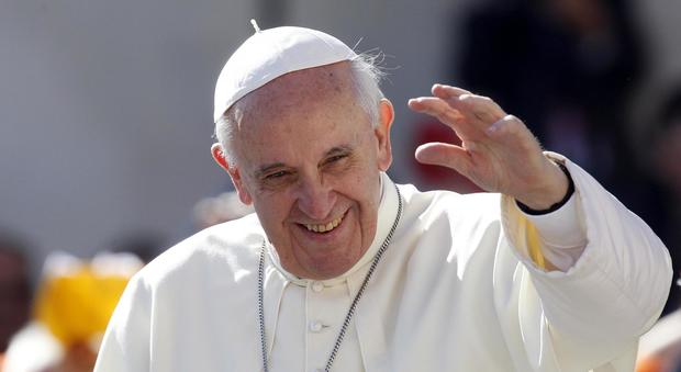 Papa Francesco confessa: «Dormo sei ore come un legno: non ho sentito neppure il terremoto»