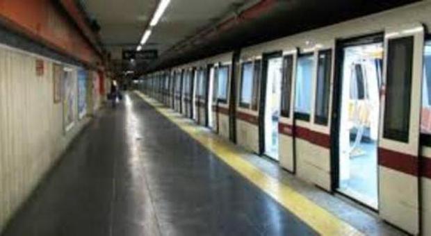 Pacco sospetto a Termini, chiusa la stazione metro: caos e paura