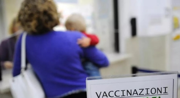 Meningite, code negli ambulatori per le vaccinazioni dopo la morte di una 48enne