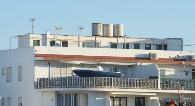 Parcheggia la barca sul terrazzo per non pagare l'affitto per l'ormeggio: «Risparmio 70 euro al mese» FOTO