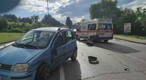 Scontro frontale tra due auto: portato all'ospedale di Torrette un ragazzo di 26 anni