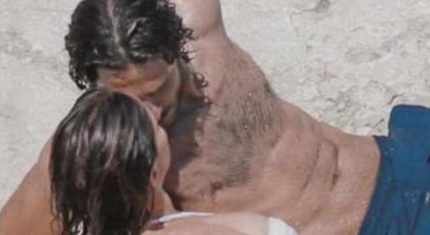 Il bacio scenico di Marco Bocci e Claudia Gerini (Chi)