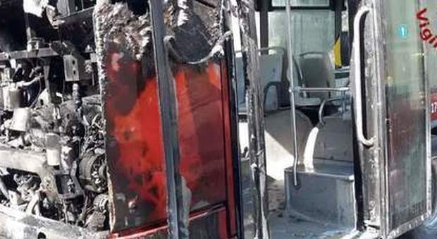 Altro bus a fuoco: i passeggeri e l'autista riescono a salvarsi