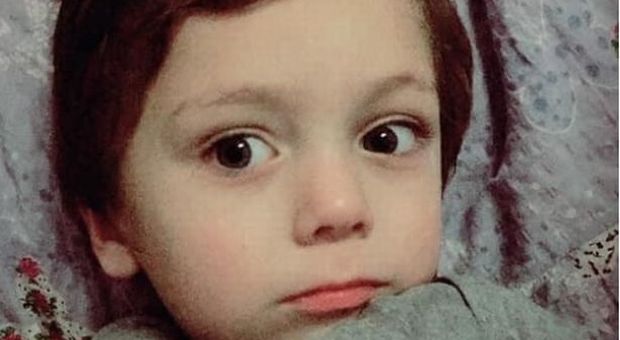 Bimbo di 6 anni inciampa con le infradito della sorella e cade in una latrina: morto soffocato