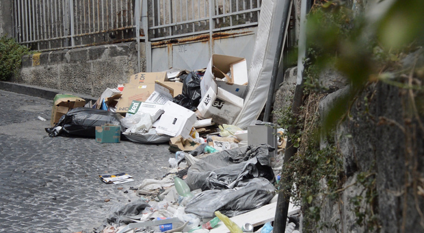 Spaccanapoli nella monnezza: «Arredo urbano per impedire agli incivili di sversare rifiuti»
