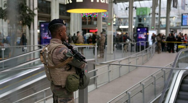 Parigi, accoltella tre persone alla stazione Gare de Lyon: arrestato. Aveva patente italiana