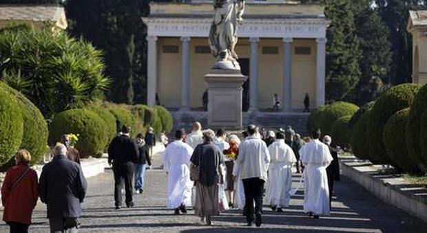 Roma, Ognissanti, iniziative e orari cimiteri: messa del Papa al Flaminio