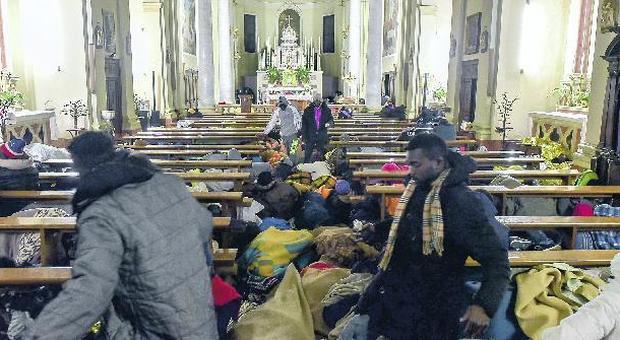 Il parroco apre la chiesa: 200 migranti tra i banchi