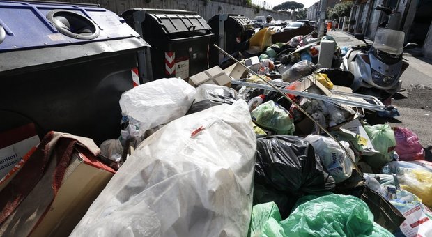 Rifiuti a Roma, dalla Regione Lazio l'allarme per i cumuli di rifiuti nei pressi di scuole e ospedali