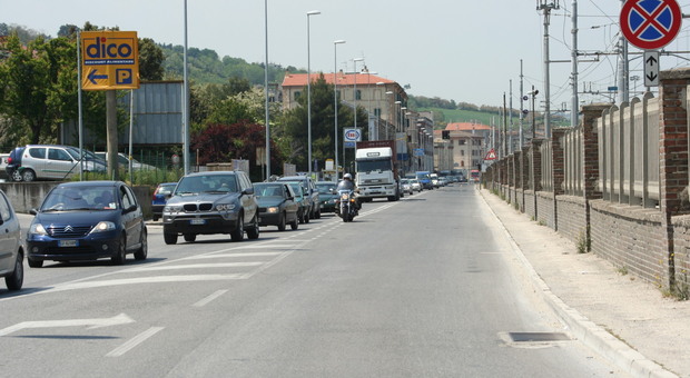 Il traffico sulla Flaminia davanti alla stazione di rilevamento dell'inquinamento