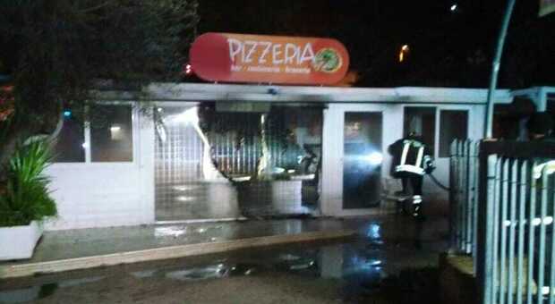 Incendio contro la pizzeria: tanica di benzina ritrovata nei pressi del locale