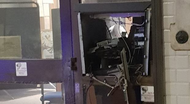 Esplosione al bancomat a Salerno, ladri in fuga con tutte le banconote