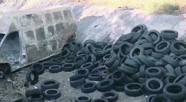Cimitero di pneumatici nei Regi Lagni, è caccia ai responsabili dello scempio