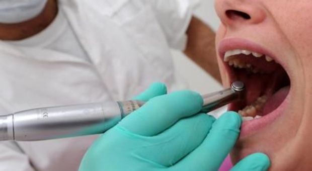 Devitalizzazione choc, ingoia un ago un ago di 4 centrimetri dal dentista: 45enne salvata in sala operatoria
