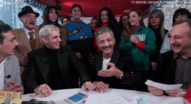 Sanremo 2023, Fiorello svela il retroscena su Madame. Che show a Viva Rai 2 arriva (e canta) Achille Lauro
