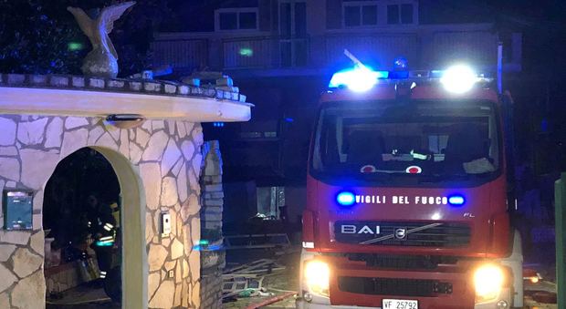Latina, esplosione devasta una villa in via Marcaccio: grave una donna