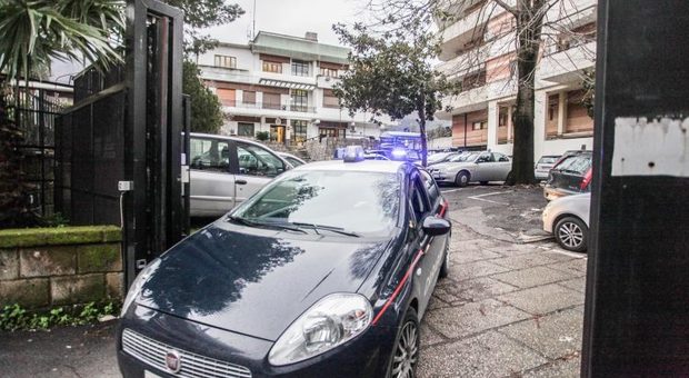 Una pistola, centraline e auto rubate, blitz dei carabinieri: arrestato 50enne