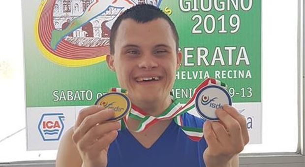 Luca Mancioli, l'atleta paralimpico con sindrome di Down dona lo stipendio alla Protezione Civile del suo paese