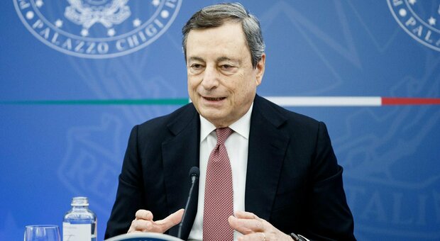 Draghi: «Adottate misure per 4,4 miliardi di euro. Benzina, accise giù di 25 cent»
