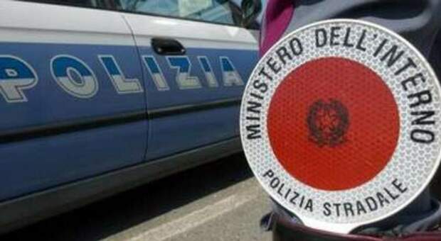 Napoli, aggredisce i poliziotti durante un controllo: denunciato 29enne