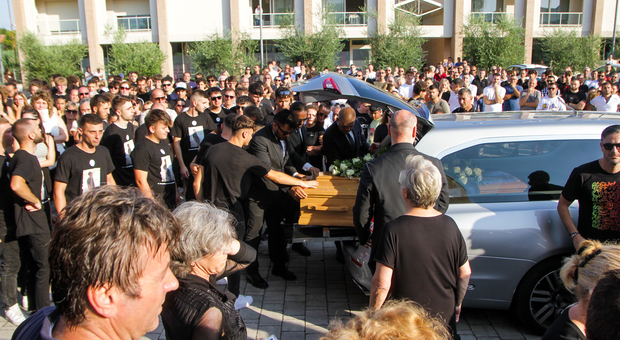 Una folla di ragazzi per l’addio a Franco. «Lui era come un fratello per tutti noi»