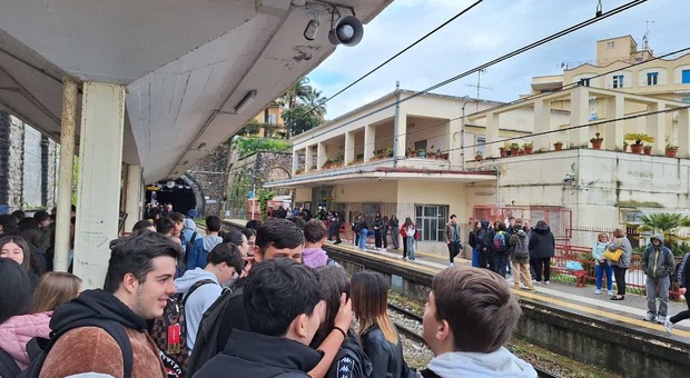 Circum, treno in panne a Castellammare: disagi e ritardi sull'intera tratta