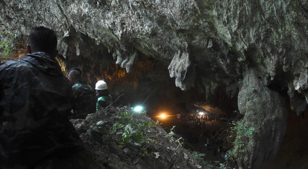 Thailandia, corsa contro il tempo per salvare i bimbi dispersi nella grotta: «L'acqua continua ad alzarsi»