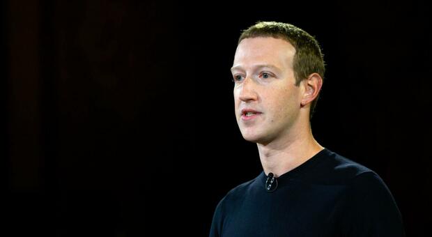 Mark Zuckerberg in crisi, in un anno perde metà del suo patrimonio: l'analisi di Forbes