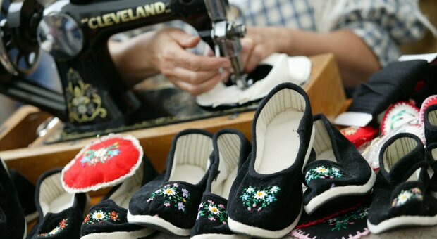 Nella foto pubblicata sui social da Friuli Doc le scarpets, tipiche calzature prodotte in Friuli