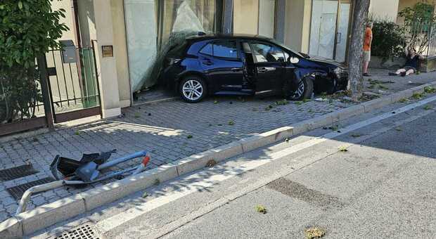 La Toyota Corolla finita sul marciapiede e poi contro un negozio in via Altinia, a Favaro