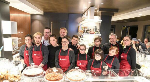 Macerata, Tuttincluso Caffetteria è realtà. Inaugurazione con Cesare Bocci, al lavoro ragazzi con bisogni educativi speciali