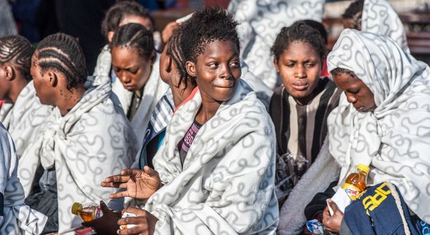 Migranti, l'Unione europea contro l'Italia sulle norme di residenza per i rifugiati, sbloccati fondi per i salvataggi in mare