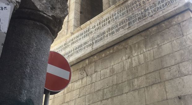 Napoli, segnale stradale accanto a colonna greco-romana: «Dovete rimuoverlo»