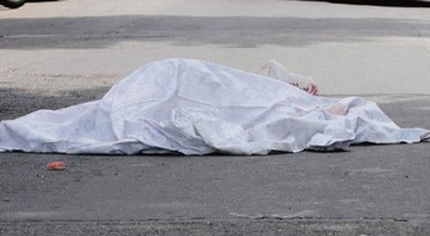 Stroncato da infarto in piazza a Napoli, il corpo rimane davanti alla folla
